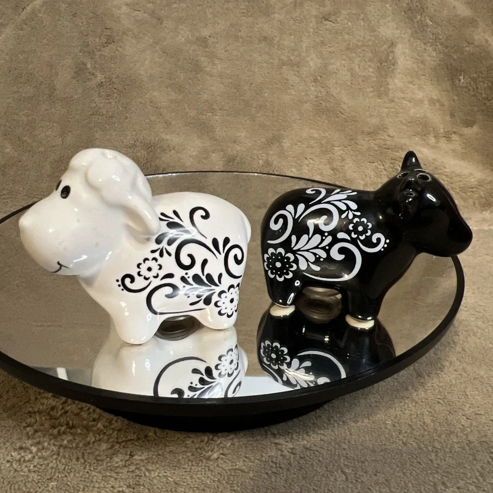 Cow And Sheep Salt And Pepper Shakers‎